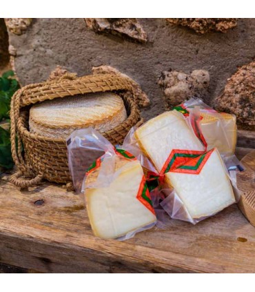 Queso Semicurado madurado partido en cuartos